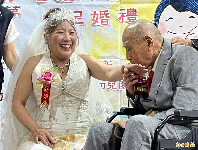 延遲16年，70歲新娘王登芳才一償夙願穿上婚紗，與102歲人瑞裴紀德步入禮堂成婚！（記者廖耀東攝）