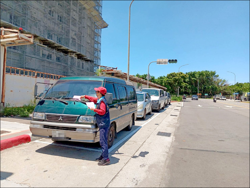 淡水區新市六路一段路邊汽車停車格，9月起計次收費，每4小時開單1次，每次30元。（新北市交通局提供）