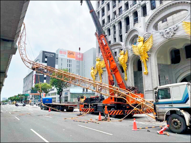 興富發建設公司建案吊臂運去年5月10日掉落中捷軌道，導致1死15傷，2名基層工人依過失致死罪起訴。（資料照，中市府提供）