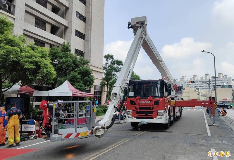 苗栗縣高樓建築越來越多，縣府向中央爭取4千萬元經費，添購1輛新式50公尺雲梯車。（記者彭健禮攝）