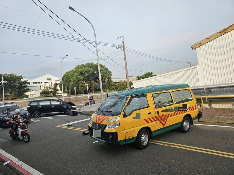 苗栗縣竹南鎮和仁街、和誠街路口，今（30）日下午4點多，發生幼兒園娃娃車與轎車碰撞事故。（圖由警方提供）