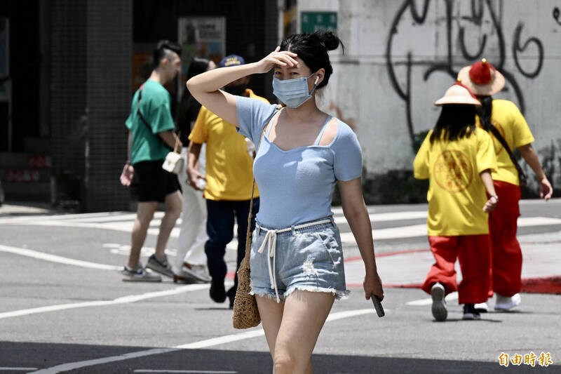 今日各地高溫普遍在32到35度，其中大台北、花、東及中南部多數縣市有局部36度以上高溫發生的機率，氣象署持續對11縣市發布高溫資訊。（資料照）