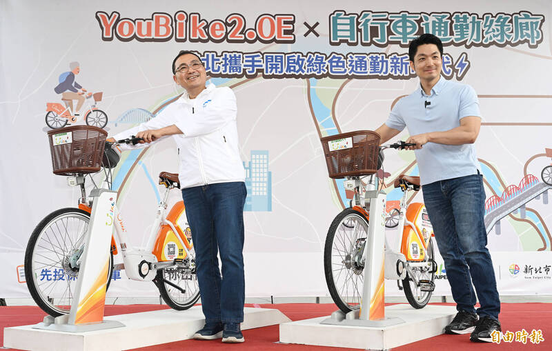 台北市長蔣萬安（右）、新北市長侯友宜（左）今出席記者會，宣布雙北Youbike2.0E上路。（記者廖振輝攝）