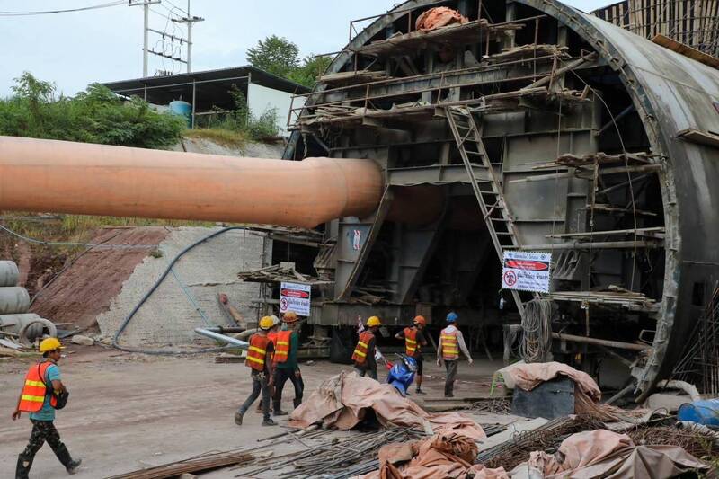 泰國東北部中泰高鐵地说念工程24日晚間發生大規模坍方，形成3名外籍工东说念主受困失聯，当天傳出全數罹難的音问。（擷取自泰國國家鐵路局/Facebook）