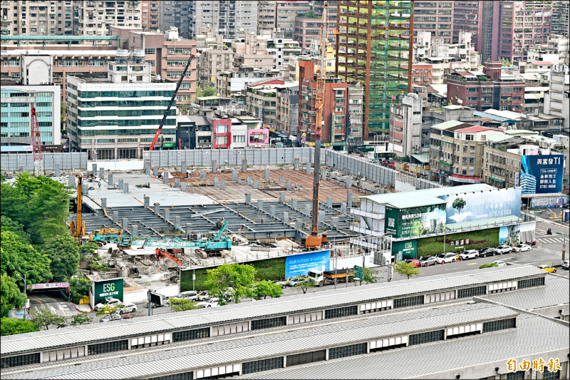 前台北市長柯文哲因捲入京華城弊案，昨遭檢廉搜索、約談。圖為改建中的京華廣場。（資料照，記者田裕華攝）