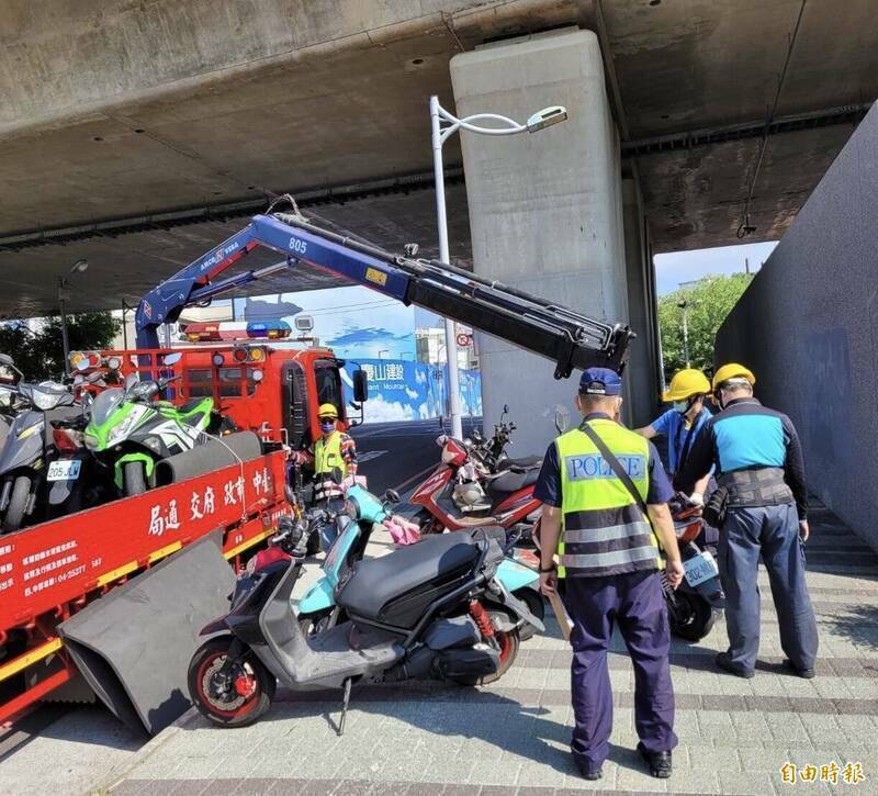 高雄警方執行違停機車拖吊作業時，竟被「正義魔人」嗆聲拖吊車未熄火產生廢氣。示意圖。（資料照）