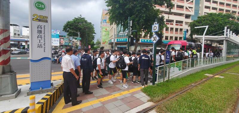 昨天開學日，放學時刻高雄輕軌車站被學生塞爆。（記者葛祐豪翻攝）