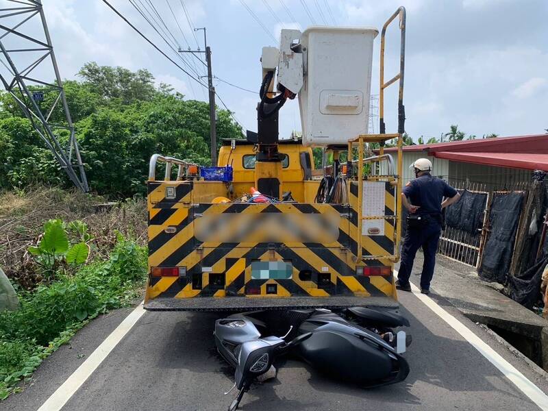 台電工程車在旗山區產業道路倒車時，疑未注意路況撞倒後方機車，騎士母子倆人不幸喪命。（民眾提供）