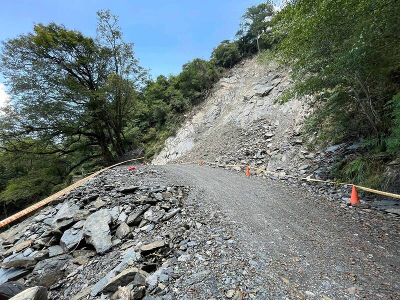 雪霸國家公園管理處提醒行經大鹿林道東線5.2K易坍方處，仍請小心、儘速通過。（圖由雪霸國家公園管理處提供）