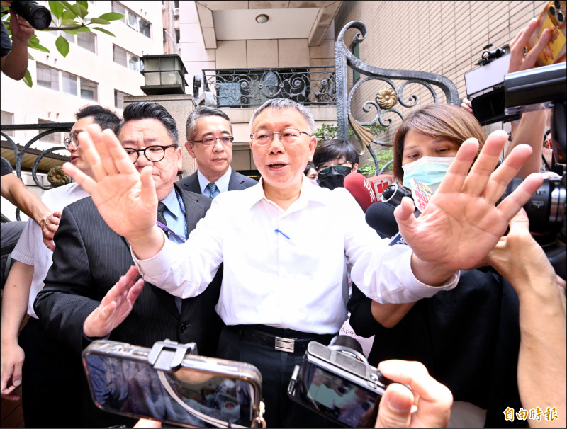 台北地檢署偵辦京華城容積率弊案，昨指揮廉政署搜索民眾黨主席柯文哲台北市住家等處，並帶走柯文哲夫婦偵訊。（記者方賓照攝）