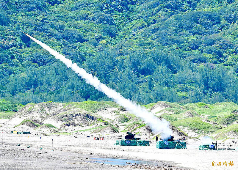 A stinger missile is fired during a live-fire exercise in Pingtung County’s Manzhou Township on July 4 last year.
Photo: Lo Pei-te, Taipei Times