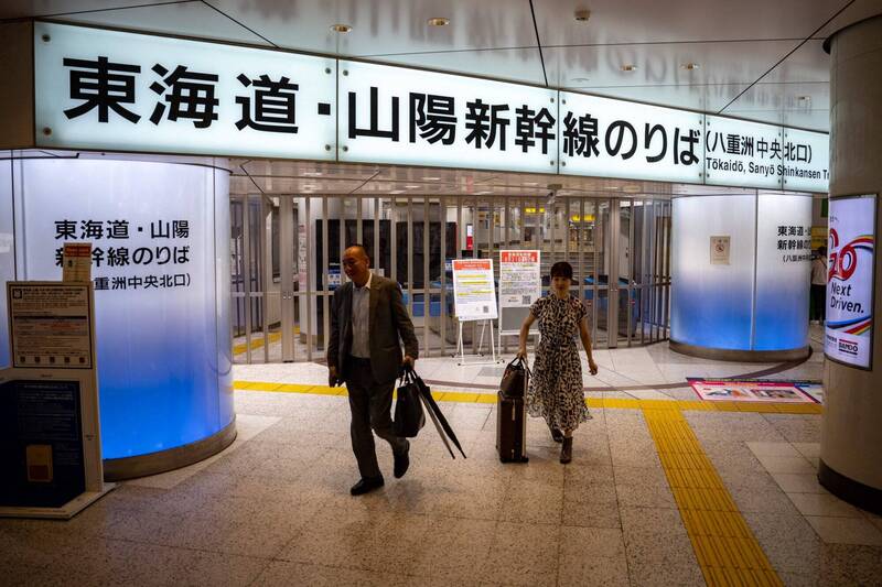 8月31日，由於颱風「珊珊」席捲日本，東京站和名古屋站之間的列車暫停營運，东谈主們在東海谈新幹線關閉的檢票口前行走。（法新社）