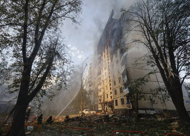 慘！哈爾科夫再遭俄襲 14歲女孩遭飛彈擊中遇難、住宅大樓成火海