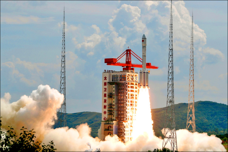 中國「長征六號甲」火箭八月六日於太原衛星發射中心,搭載上海垣信衛星科技公司第一代衛星「千帆星座」第一批十八顆商業衛星升空。(美聯社檔案照) 中國「長征六號甲」火箭八月六日於太原衛星發射中心,搭載上海垣信衛星科技公司第一代衛星「千帆星座」第一批十八顆商業衛星升空。(美聯社檔案照)