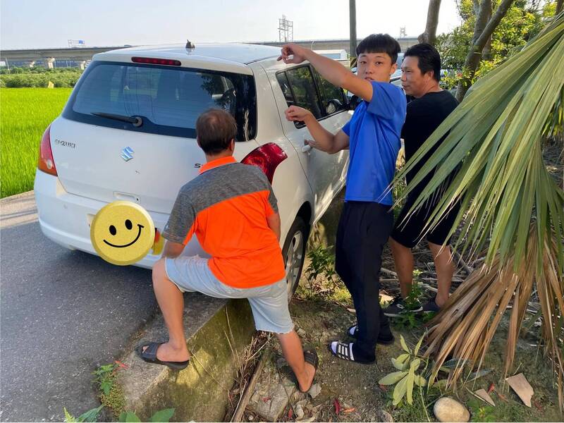 駕駛梁秀琴因為會車倒退後輪掉水溝，3位車主出手「扶輪」。（梁秀琴提供）