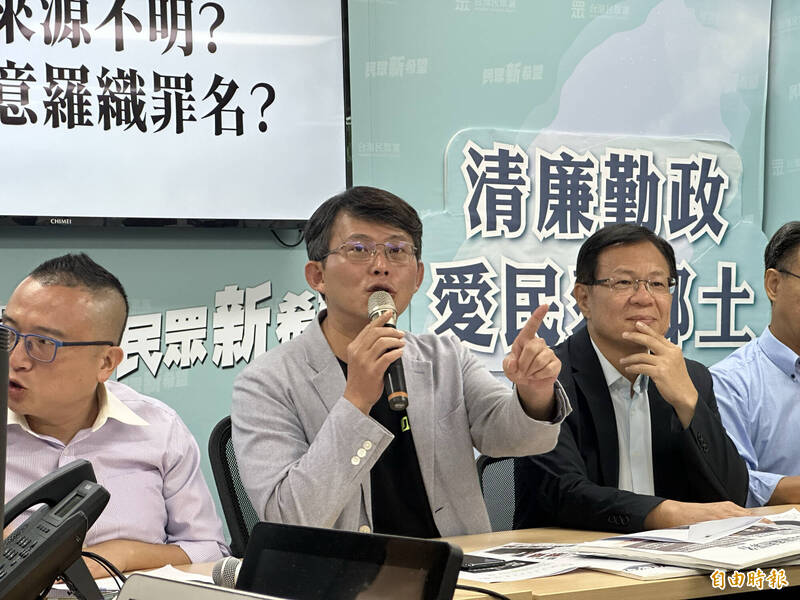 民眾黨中央緊急應變小組今日召開「檢廉洩密帶風向 惡意羅織扣罪名」記者會，立院黨團總召黃國昌、立委張啓楷、黨團主任陳智菡、中央委員李國璋、秘書長周榆修、宜蘭黨部主委陳琬惠等人出席與會。（記者林哲遠攝）