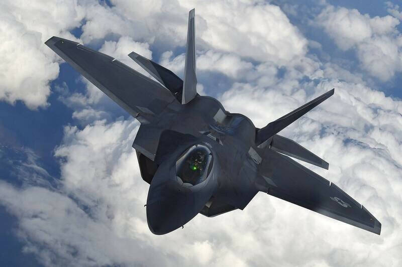 F-22「猛禽」匿蹤戰機是美國空軍的一大利器，同時也是世界上第一架投入使用的第五代戰機。（路透資料照）