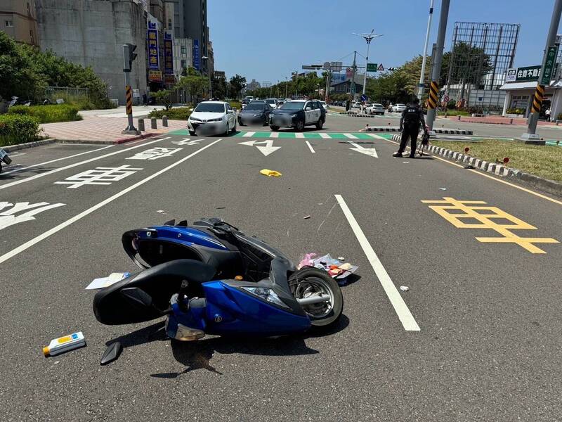 男子騎機車自撞摔傷腦出血 9歲女兒站腳踏板沒戴安全帽擦傷
