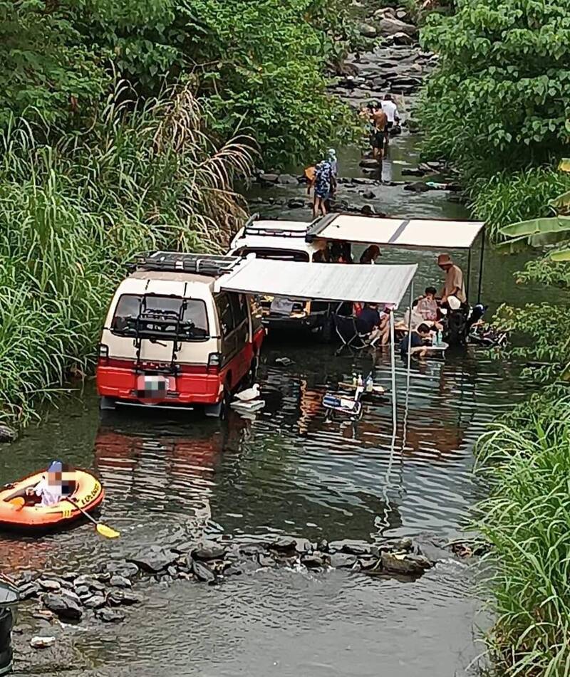 宜縣頭城鎮福德坑溪被人目擊遊客把車開進溪床搭棚露營，開啟渡假模式。（圖擷取自臉書「頭城大小事」）