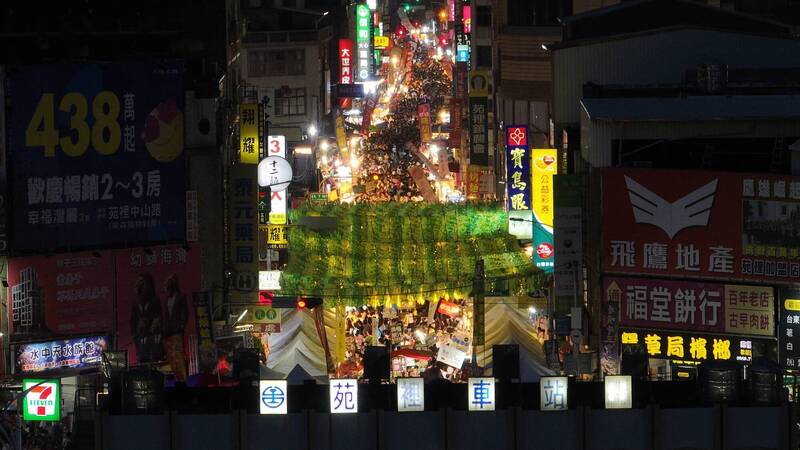 一年只開這一天！ 超狂苑裡「鬼門關大夜市」空拍圖拍下爆棚人潮。（民眾提供）