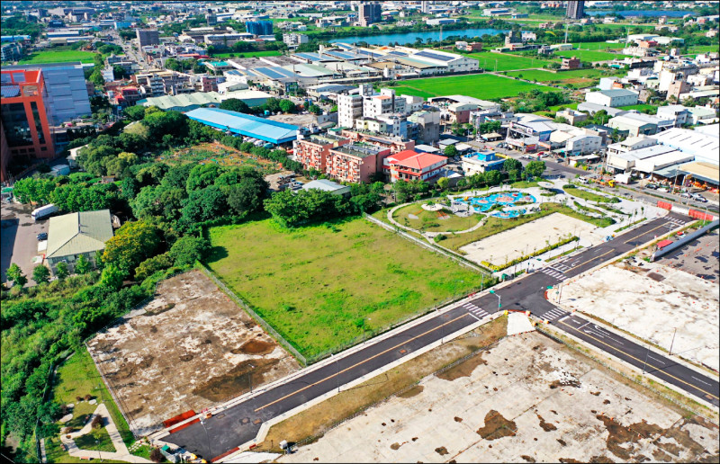 位於中壢區中園路二段購物商場旁邊的社宅基地，鄰近高鐵桃園站與國道1號高速公路內壢交流道。（住宅處提供）