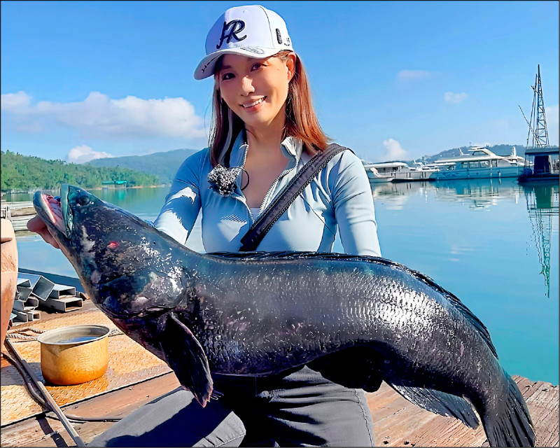 釣魚正妹側拋 釣上12斤大魚虎