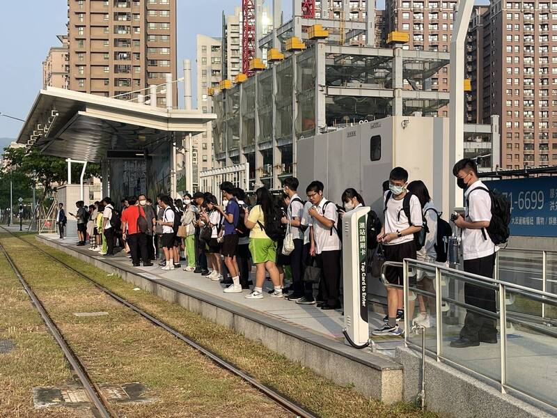 高雄輕軌今上午派「打點」加班車緩解人潮，圖為學生排隊等車場景。（民眾提供）