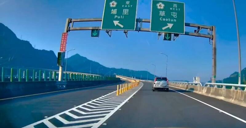 國道6號西向國姓交流道疑有駕駛上錯交流道，竟離譜當場倒車迴轉，嚇壞後方駕駛。（民眾提供）