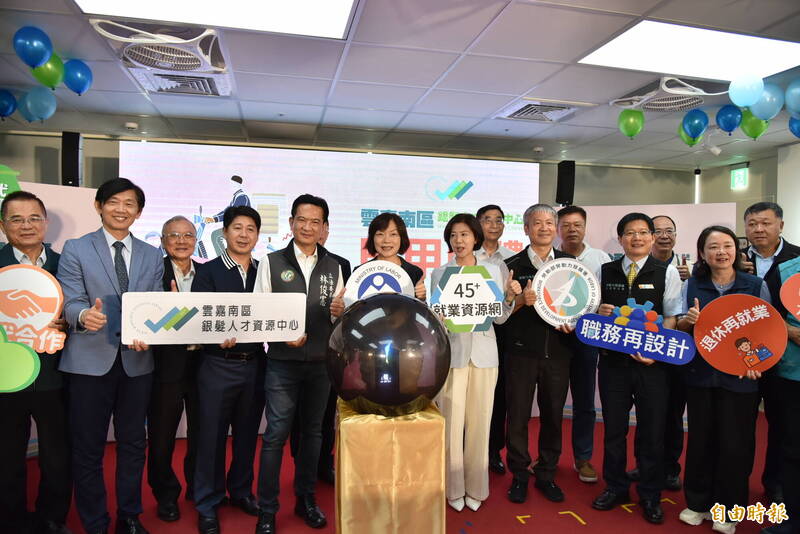 勞動部長何佩珊(左六)與立委林俊憲(左五)、王育敏(左七)及南市副市長葉澤山(左二)等人一起祝賀雲嘉南區銀髮人才中心的成立啟用。(記者王俊忠攝) 勞動部長何佩珊(左六)與立委林俊憲(左五)、王育敏(左七)及南市副市長葉澤山(左二)等人一起祝賀雲嘉南區銀髮人才中心的成立啟用。(記者王俊忠攝)