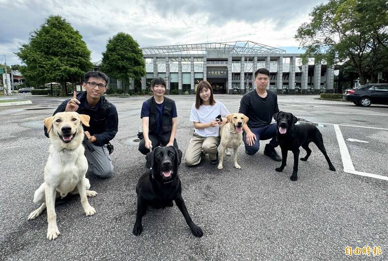 桃園市警局「警犬隊」成了大溪頭寮最萌風景，圖左至右為領犬邱智群、王雅慧、吳宥彤、陳奕佐。（記者李容萍攝）