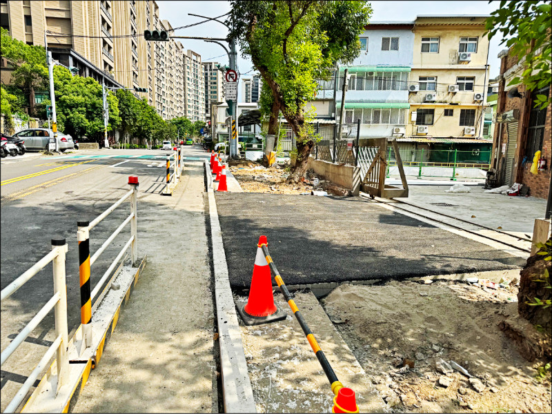 新竹市通學步道工程圍籬不安全，市府已要求施工單位用三角錐區隔。（市府提供）