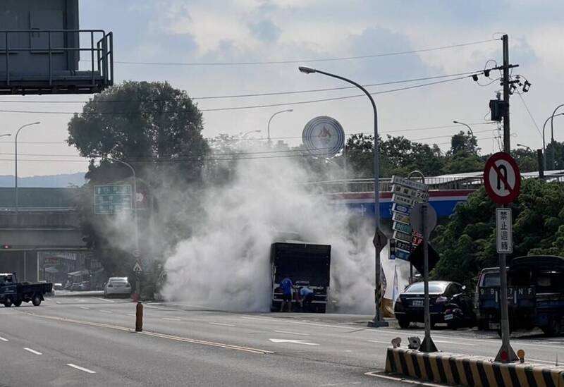 大貨車停放加油站，突然冒煙起火。（圖由民眾提供）