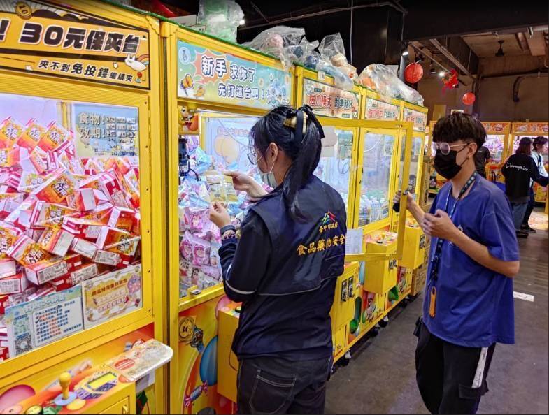 台中市食品藥物安全處稽查食品、化粧品自助選物販賣機（抓娃娃機）結果。（食安處提供）