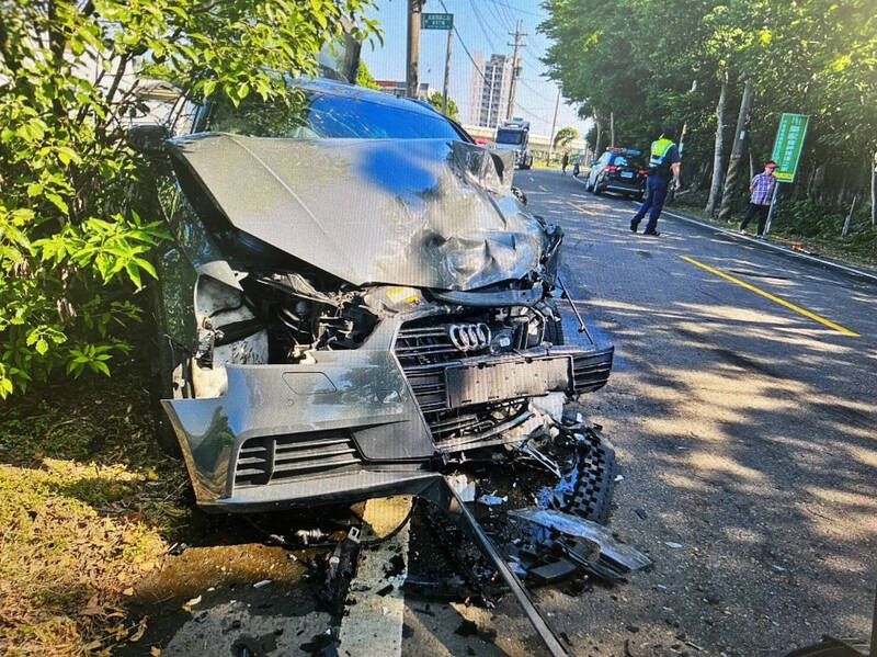 驚悚對撞！豐田休旅車對撞對向奧迪A3，圖中奧迪轎車車頭被撞爛。（記者李容萍翻攝）