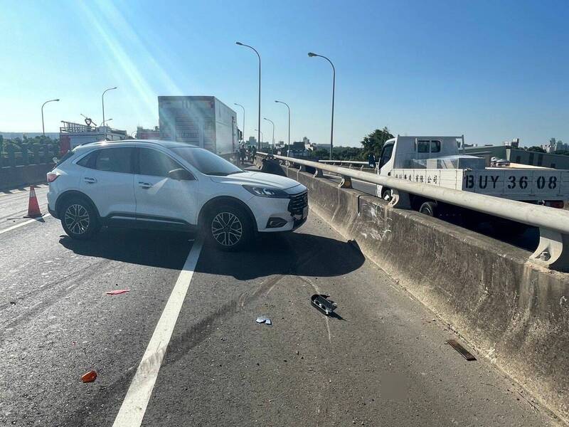 遭撞的休旅車及2大貨車駕駛均無傷。（記者黃政嘉翻攝）