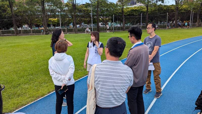 新北市議員張維倩（中）邀集中和區公所及體育局人員會勘錦和運動公園跑道。（新北市議員張維倩提供）