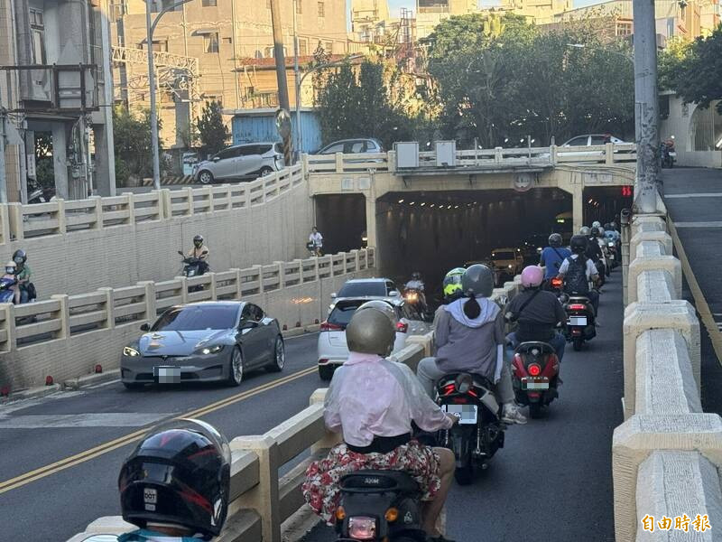 中壢龍岡地下道車道狹窄蜿蜒，機車視線尤其易受阻，摔車頻傳。（記者李容萍攝）