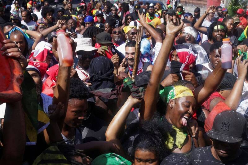 美國紐約市一年一度的西印度群島嘉年華（West Indian American Day Parade）舉行期間驚傳槍擊事件，目前已有5人受傷、其中2人情勢危急。（路透）