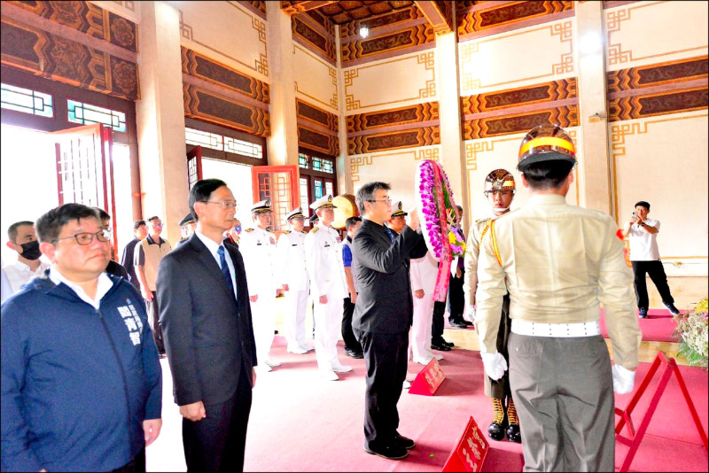 高市忠烈祠秋祭國殤暨軍人忠靈祠秋祭典禮昨上午分別在壽山忠烈祠、燕巢及鳥松園區忠靈祠舉行，新竹市殉職消防分隊長周立鑫及海虎潛艦顏辰帆士官長入祀，由副市長李懷仁代表主祭，軍方代表、市府各一級機關及各界機關首長陪祭，典禮莊嚴肅穆。祭典後，李懷仁逐一慰問烈士遺族親屬，致贈慰問金。
（圖：高市府提供，文：記者蔡清華）