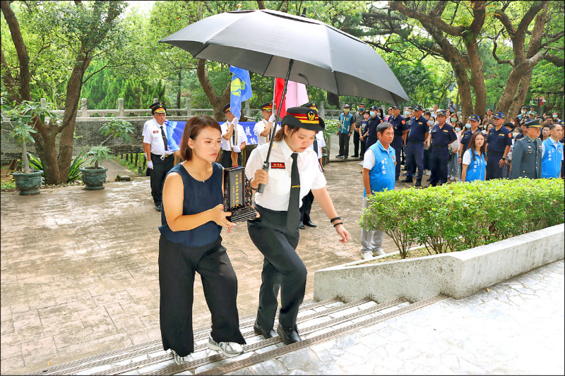 李詠真入祀祭典，由李妻手捧牌位進入忠烈祠。（苗栗縣政府提供）