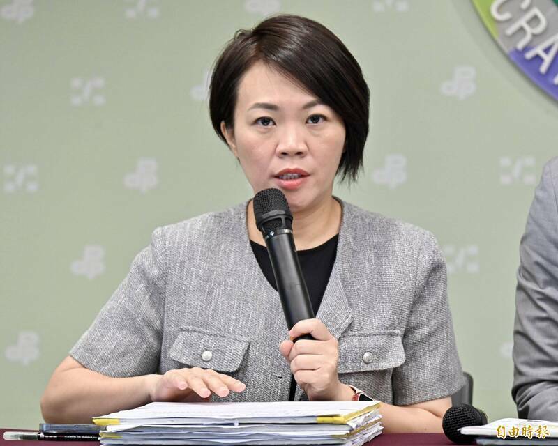 民進黨北市議員簡舒培曝光京華城改建案公展公文，前台北市長柯文哲一連蓋了6個章還簽下日期。不過，民眾黨發言人吳怡萱卻稱，6個章其實都是指同一份公文，「簡舒培是不懂還是裝笨」？對此，簡舒培今（4日）受訪回嗆說，吳怡萱不懂不要裝懂，「不講話沒人把妳當87」。 （資料照）