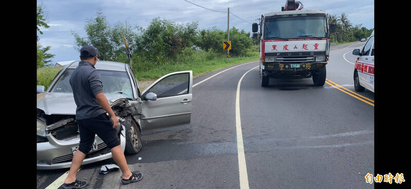 大貨車駕駛除了擋道也協助交管。（記者劉人瑋攝）