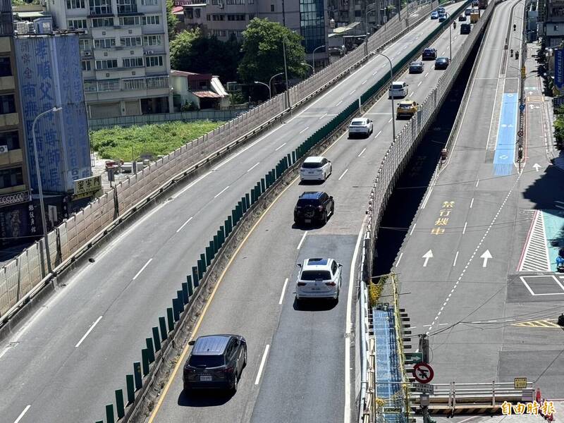 新北市三重區中山高架橋往台北方向路段重安街上方今晨恢復全線通車。（記者羅國嘉攝）