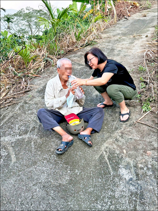 9旬翁騎車迷途南投水里山區
檳榔園，神似前總統蔡英文
的善心女地主（右）加入尋
人順利尋獲。 （民眾提供）