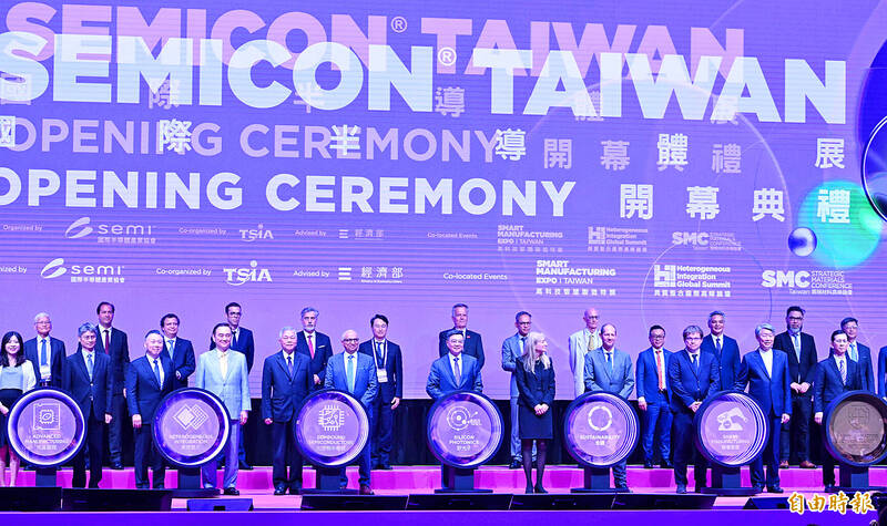 
Premier Cho Jung-tai, front row, center, and other guests pose for a photograph at the opening ceremony of Semicon Taiwan at the Taipei Nangang Exhibition Center yesterday.
Photo: Chang Chia-ming, Taipei Times