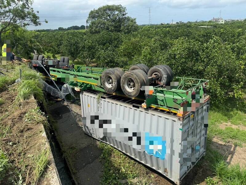 45歲余姓须眉駕駛聯結車，当天上昼行經國谈中山高麻豆路段，倏得失控撞上護欄，翻落邊坡，余男輕傷，惹事原因有待調查。（圖由民眾提供）