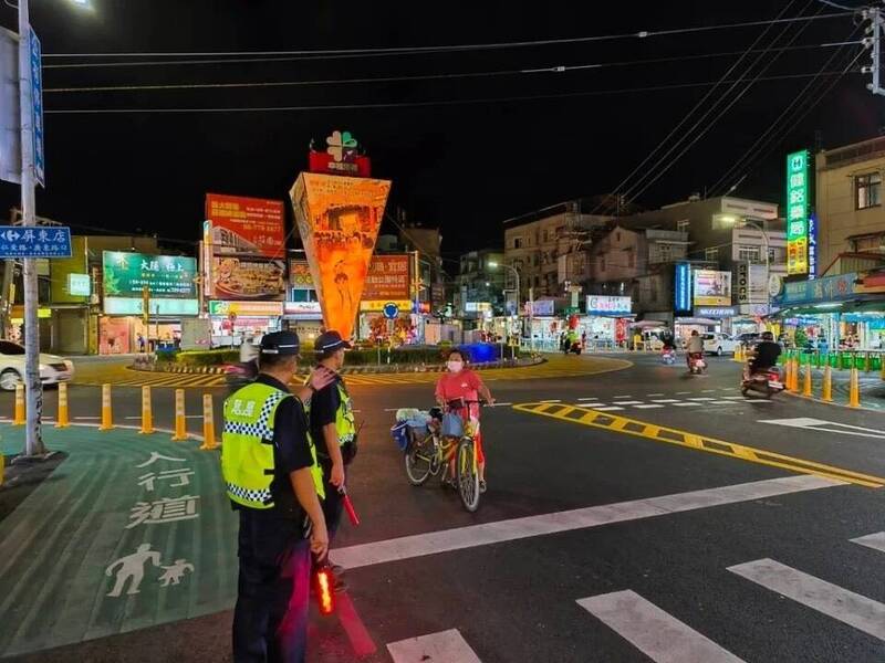 屏東警方加強取締行人違規穿越道路。（圖:屏東縣警局提供）