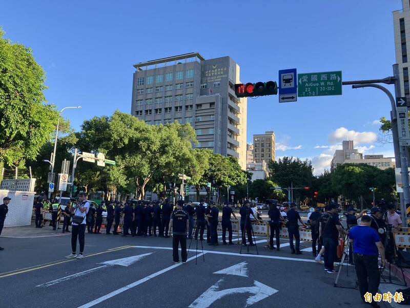 警方緊急封鎖博愛路。（記者王冠仁攝）