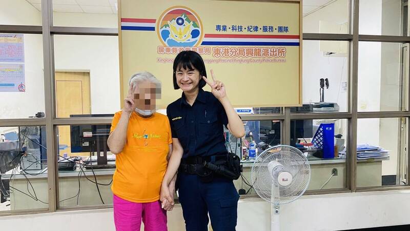 警方調閱監視器後，終於找到離開安養中心的8旬老婦。（警方提供）