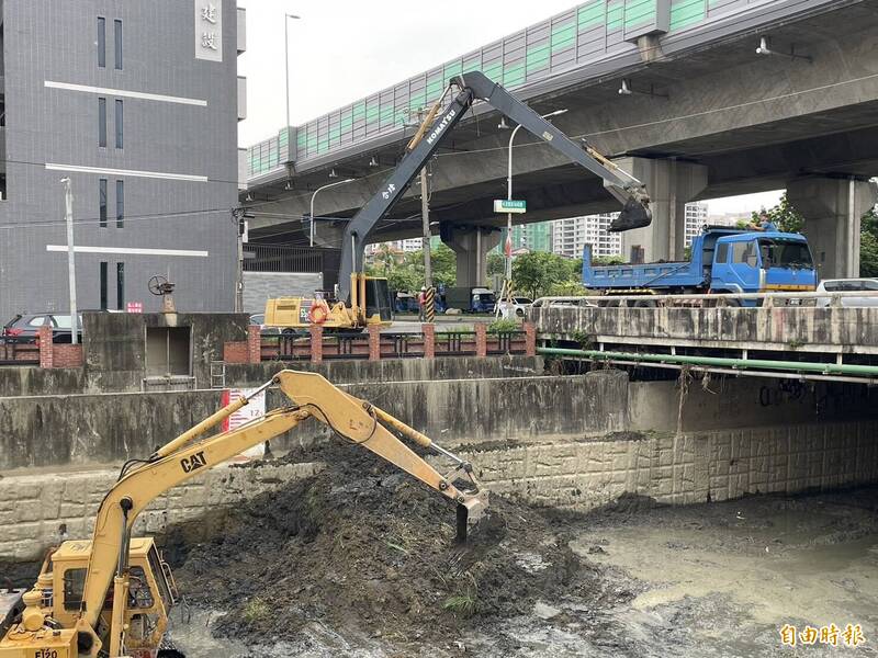 水利局加強清疏曹公新圳。（記者陳文嬋攝）